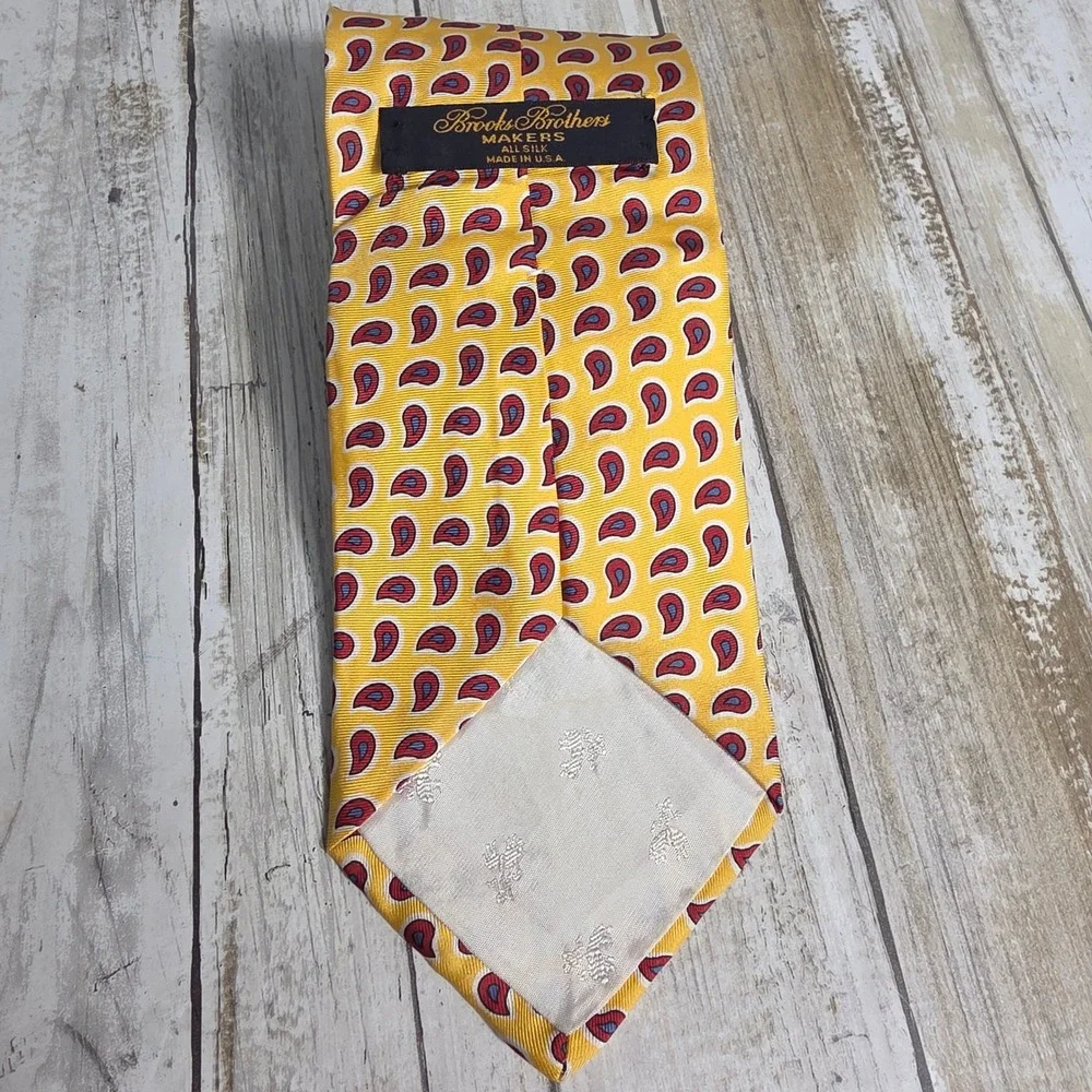 Brooks Brothers Makers Yellow Silk Paisley Teardrop Necktie Made in USA Mens